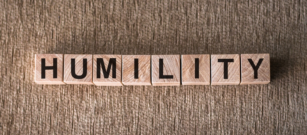 Humble leadership in being self aware, listening to support, getting feedback, recognizing others motivates employees & grows an organization, per Mike Pelfini.